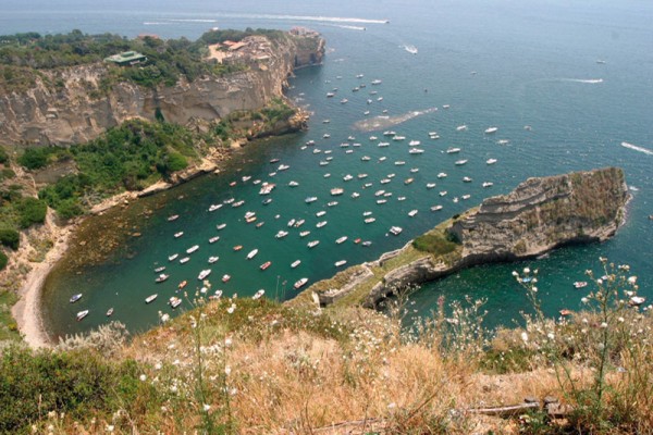 Baia di Trentaremi, spazzatura occupa tutta la spiaggia: salute pubblica a rischio