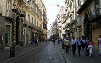 Disagi a Via Toledo, rifiuti circondano storica strada di Napoli: commercianti alzano la voce
