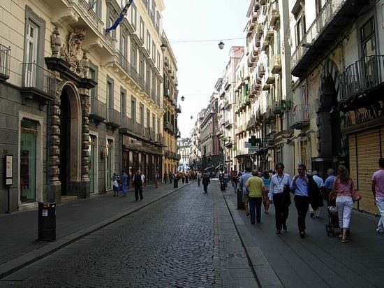 Disagi a Via Toledo, rifiuti circondano storica strada di Napoli: commercianti alzano la voce