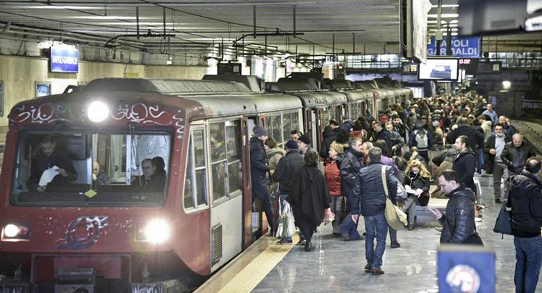 Disagi sulla Circumvesuviana, Napoli paralizzata dai trasporti: cittadini perdono la pazienza