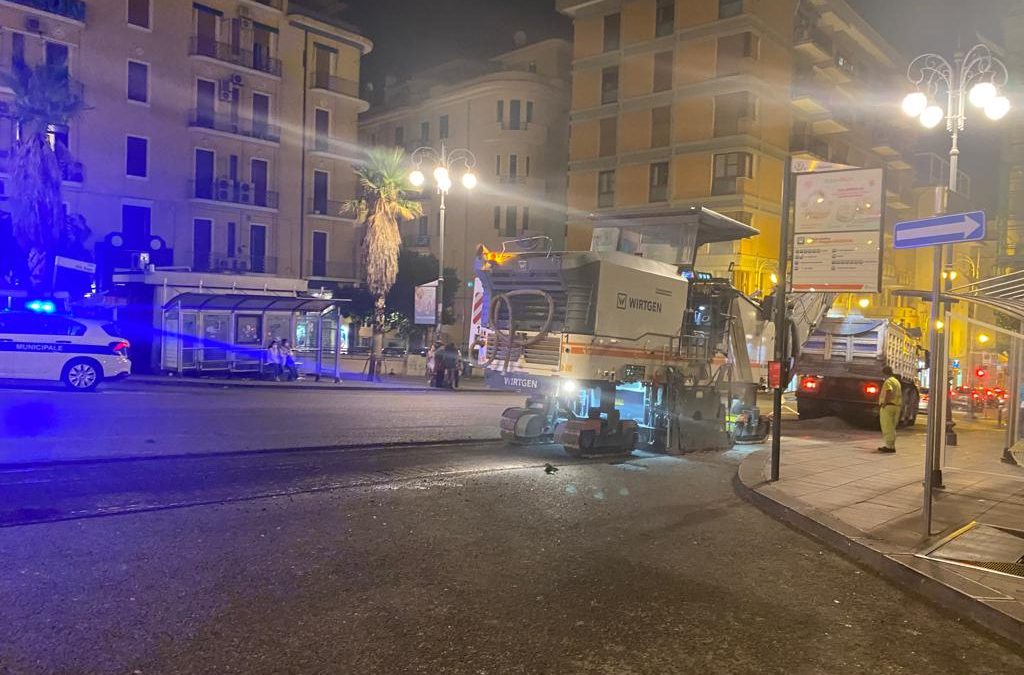 Traffico, polvere e aria irrespirabile per i lavori di ripavimentazione eseguiti ieri nella zona tra Via de Principati e Piazza XXIV Maggio a Salerno