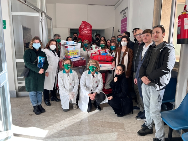 La Befana in pediatria! Consegnati ai piccoli degenti del Ruggi, i doni raccolti grazie alla sinergia tra associazioni del territorio